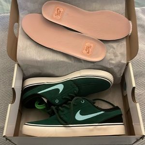 New still in box, never worn size 4 mens/ 5.5 woman’s Nike sb Janoski in green